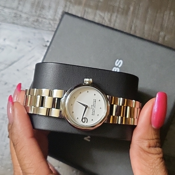 Marc Jacobs Accessories - Marc Jacobs- Round watch